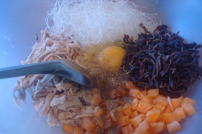 trộn hỗn hợp thịt gà làm nhân chả giò