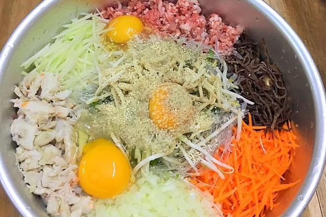 trộn nguyên liệu làm chả giò cua bể