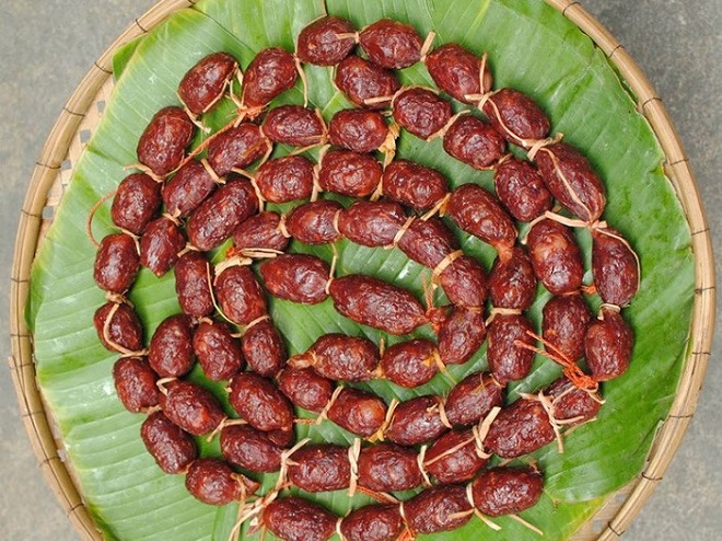 xâu lạp xưởng bò tươi chia làm nhiều khúc ngắn nhỏ