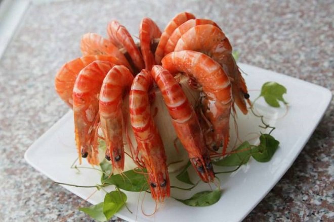 cách hấp tôm với nước dừa