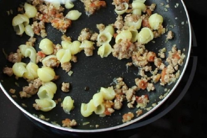 cách xào nui với thịt bò bằm, sốt cà chua