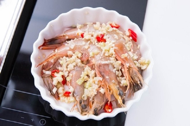 cho đĩa tôm vào nồi hấp cách thủy