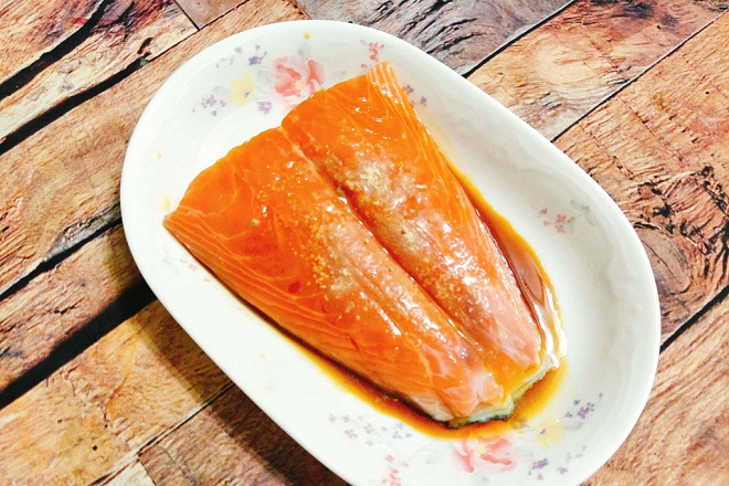 dĩa cá hồi ướp