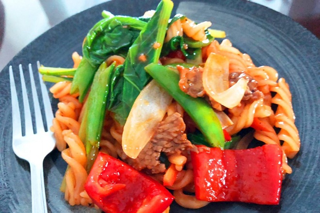 nui xào bò rau cải sốt cà chua