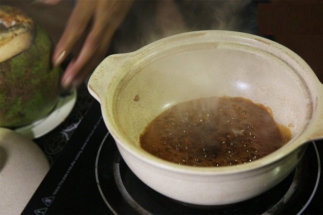 thắng nước hàng kho cá bằng nồi đất