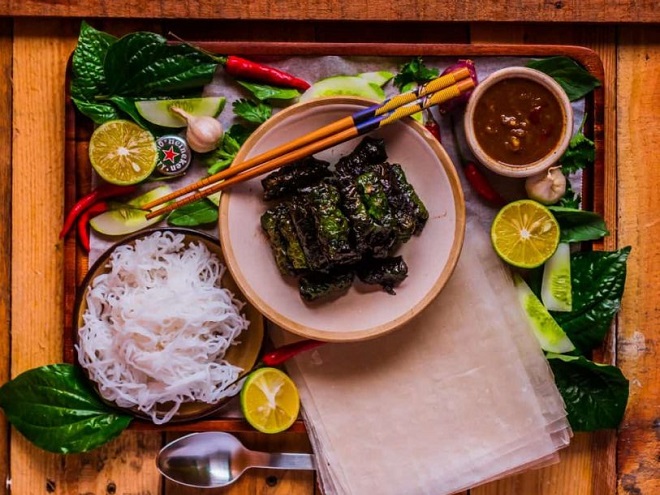 ăn bún thịt bò cuốn lá lốt nướng kèm bánh tráng