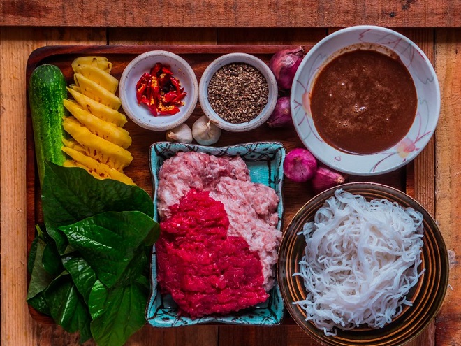 các nguyên liệu tạo nên bún thịt nướng bằng thịt bò cuốn lá lốt