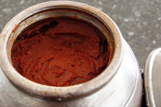 cách làm tương ớt gochujang truyền thống sau khi ủ bằng nồi đất