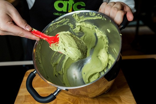 cách trộn hỗn hợp bột trà xanh làm bánh tiramisu matcha