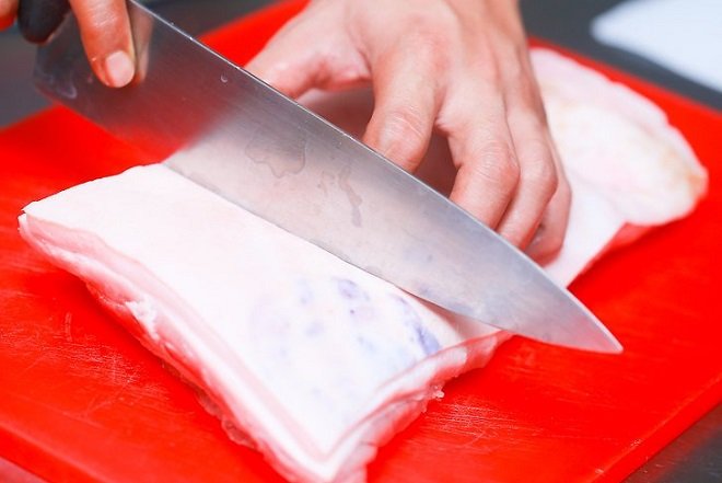 cắt miếng thịt ba rọi