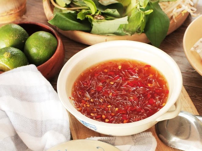 chén nước mắm chay vừa pha xong