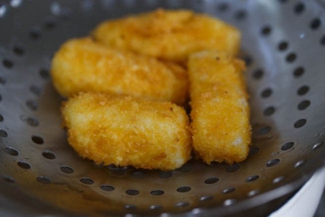 chiên bánh trong rây