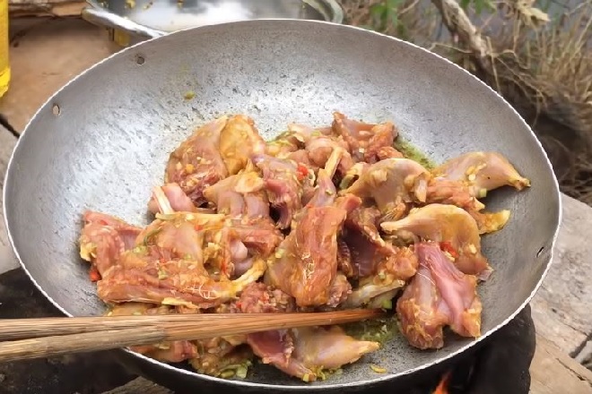 chiên thịt chuột ướp sả ớt