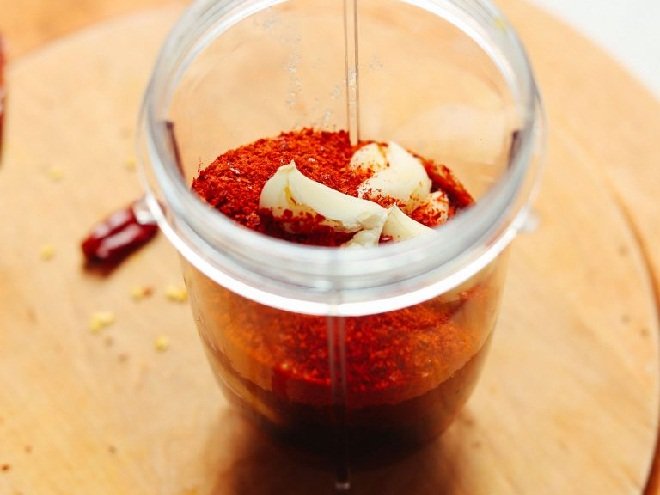 cho các nguyên liệu làm tương ớt gochujang vào máy sinh tố