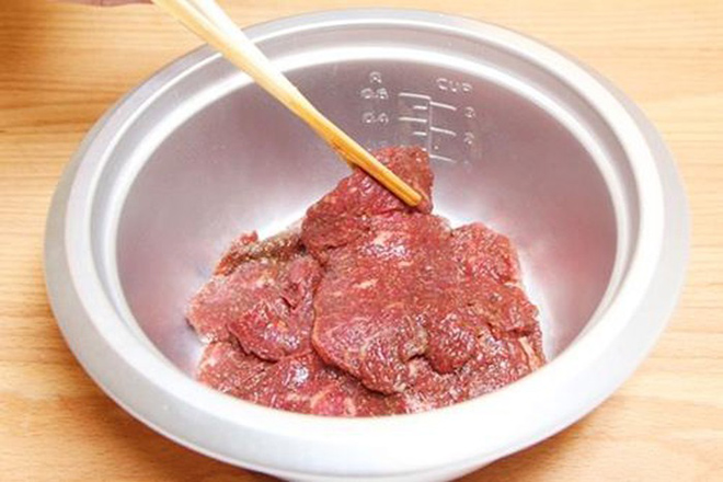 cho thịt vào nồi cơm điện