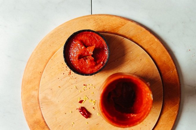 cho tương ớt gochujang vào hũ bảo quản