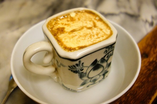 cốc cafe trứng sữa trong dĩa nước nóng