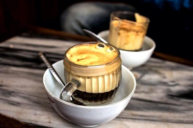 đặt cốc cafe trứng sữa trong tô nước nóng