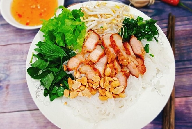 dĩa bún thịt nướng hoàn chỉnh
