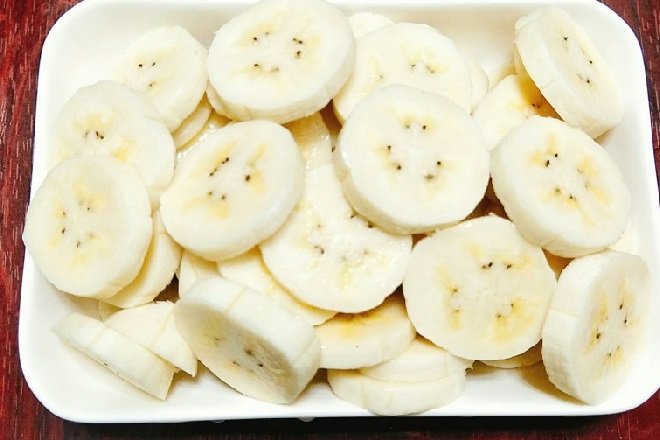 dĩa chuối chín cắt thành khoanh tròn nhỏ