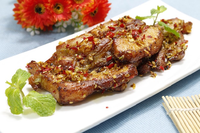 dĩa thịt ba chỉ chiên nước mắm sả ớt