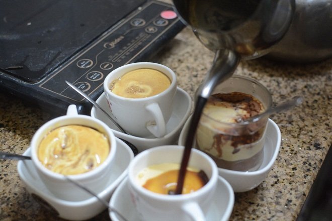 đổ cafe đen vào cốc trứng
