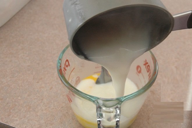 đổ hỗn hợp lòng trắng vào lòng đỏ trứng