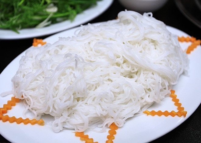 dùng bún sợi nhỏ khi ăn bún chả