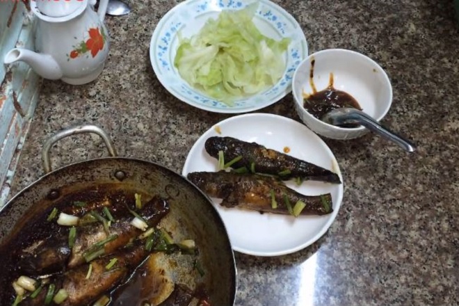 dùng cá kho với cải luộc và cơm trắng ngon "tuyệt cú mèo"