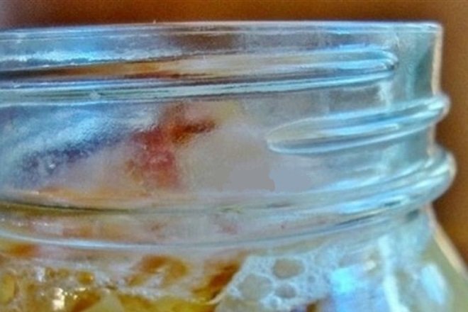 giấm táo nổi váng trắng