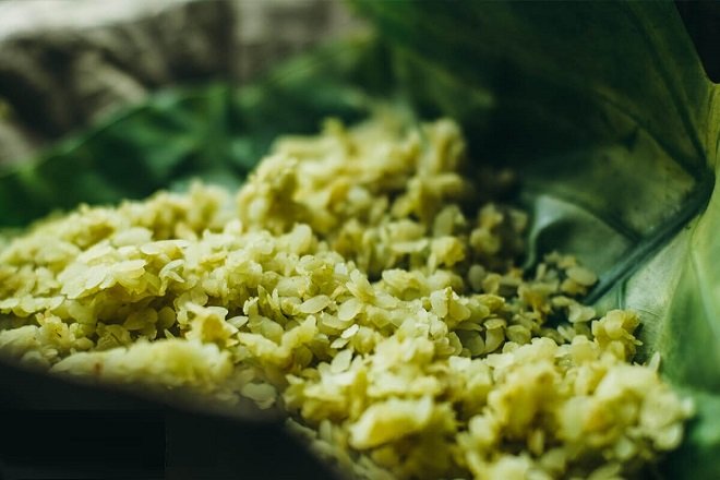 hạt cốm khô trên lá sen