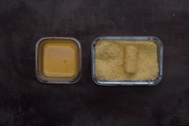 lăn cuốn chả giò trái cây qua trứng và bột chiên xù