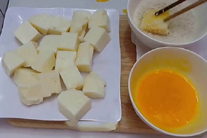 lăn viên bột bánh sữa tươi qua dĩa bột chiên xù