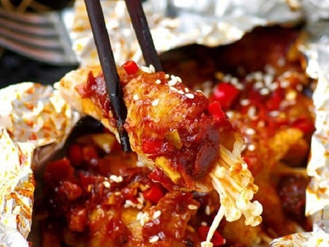 miếng thịt bò nướng cuộn nấm kim châm đậm đà