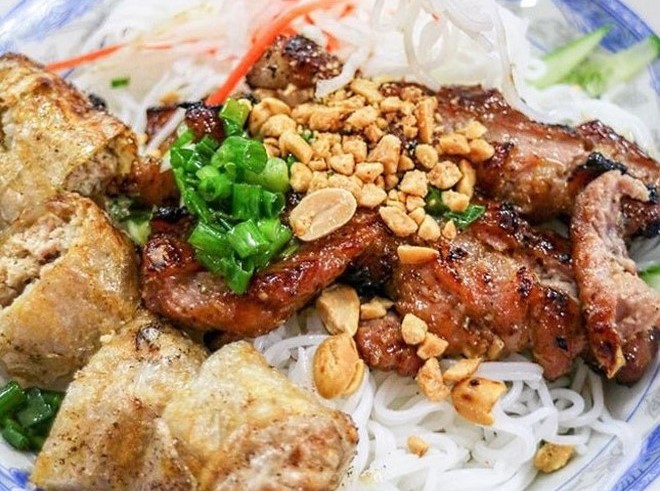 mô phỏng bún thịt nướng kết hợp chả giò sinh động