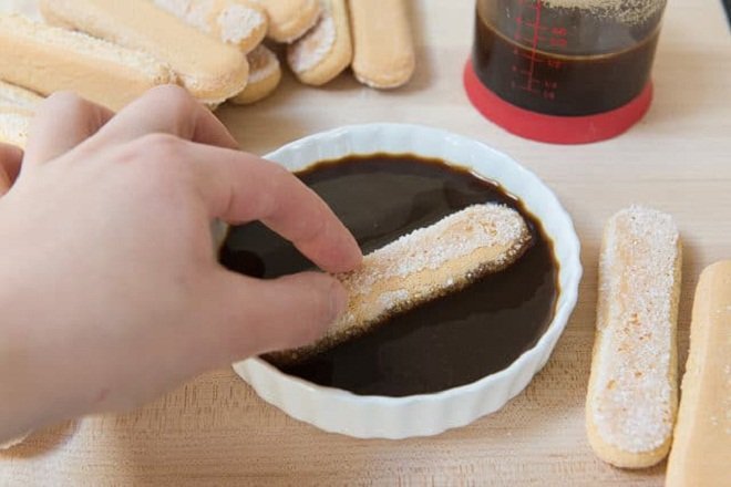 nhúng bánh quy ladyfingers vào hỗn hợp espresso pha rượu rum