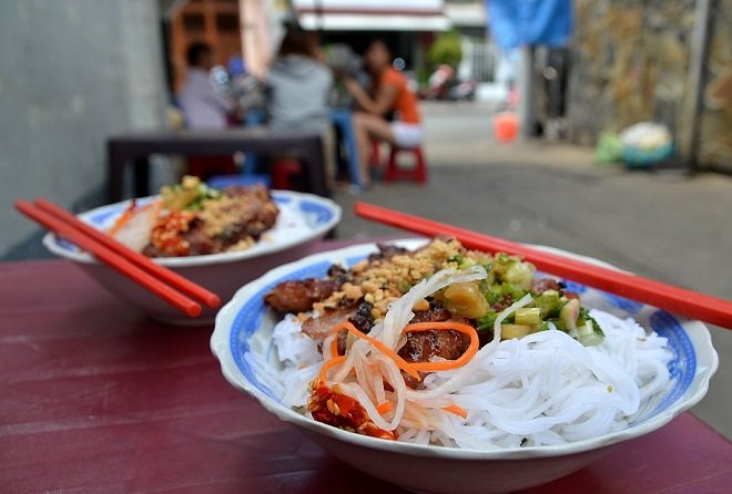 nơi bán bún thịt nướng phủ dày đặc trên đất Sài Gòn