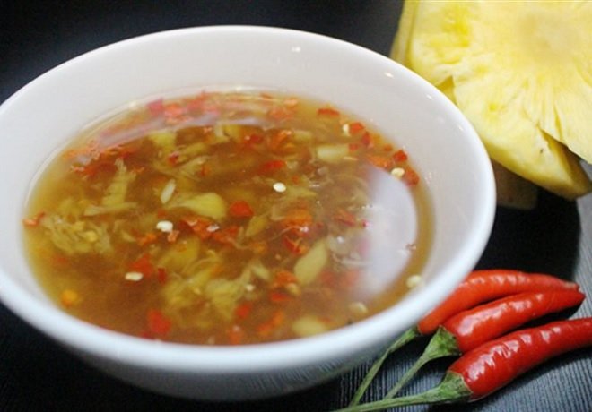 nước mắm chay từ thơm chấm chả giò "chất hơn nước cất"