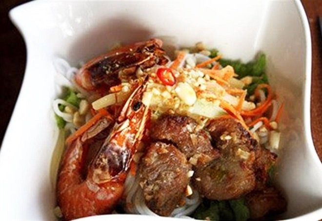 Phần bún thịt tôm nướng ngon khó cưỡng