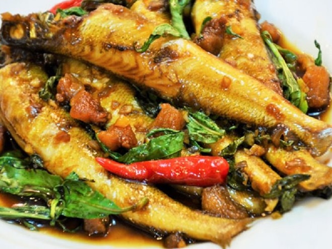 phần cá bống kho rau răm bắt mắt