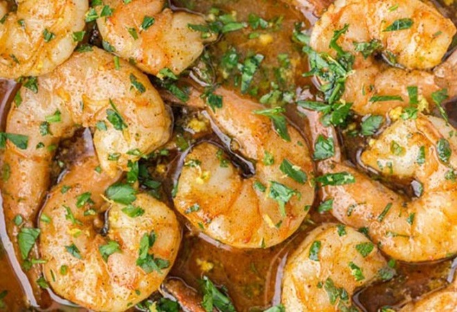 phần thịt tôm nướng mật ong thấm đẫm nước xốt
