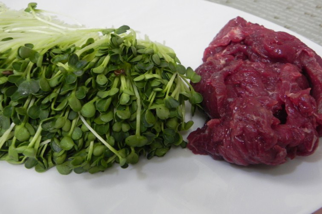 rau mầm và thịt bò