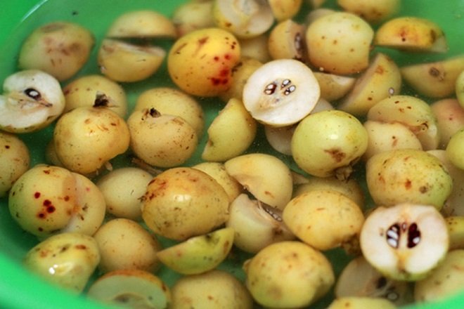 táo mèo cắt đôi ngâm trong thau nước muối