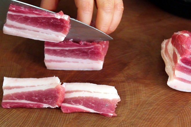 thái thịt ba chỉ thành các miếng nhỏ