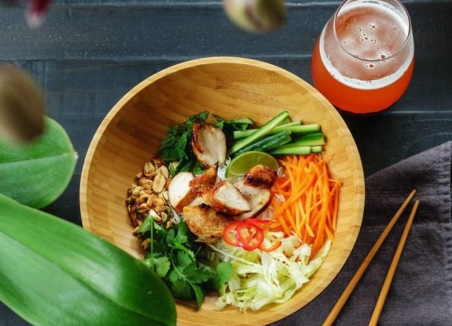 thành phẩm bún thịt nướng từ thịt gà đẹp mắt