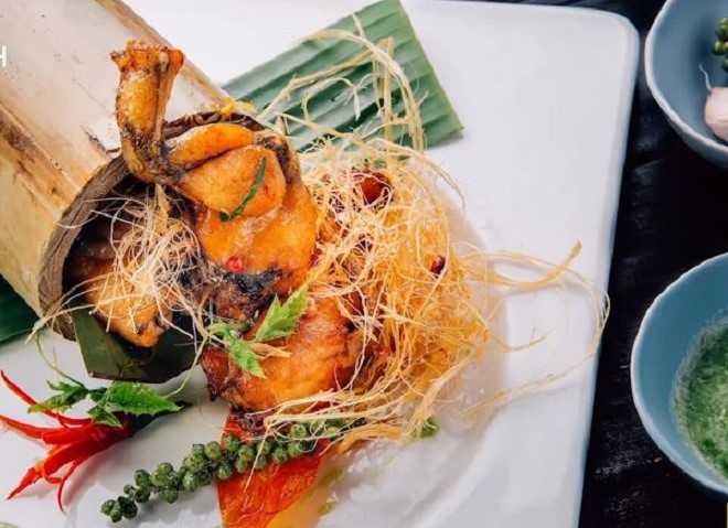 thịt ếch nướng ống tre trang trí theo phong cách cổ điển