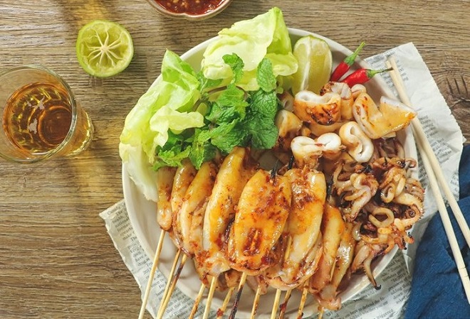 thịt mực nướng sa tế bày trí đẹp đẽ