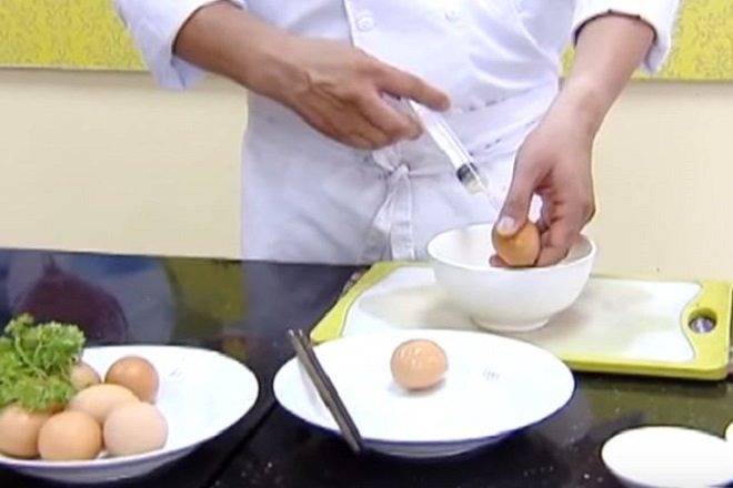 tiêm hỗn hợp gia vị ướp hột gà nướng bằng ống xi lanh