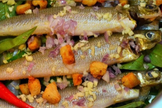 tiến hành kho chín cá