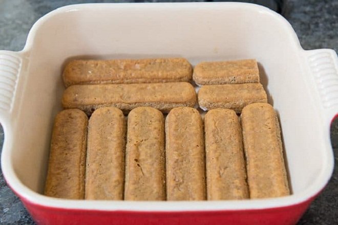 tô bánh quy sâm banh (ladyfingers) nhỏ, mỏng